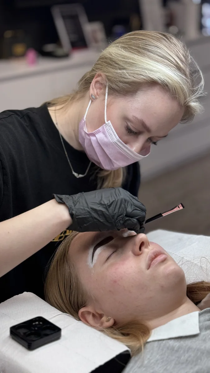 Laminacja brwi podczas zabiegu Glowbrow Rawa Mazowiecka