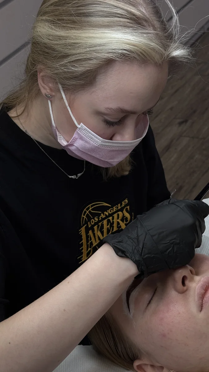 Stylizacja brwi podczas zabiegu Glowbrow Rawa Mazowiecka