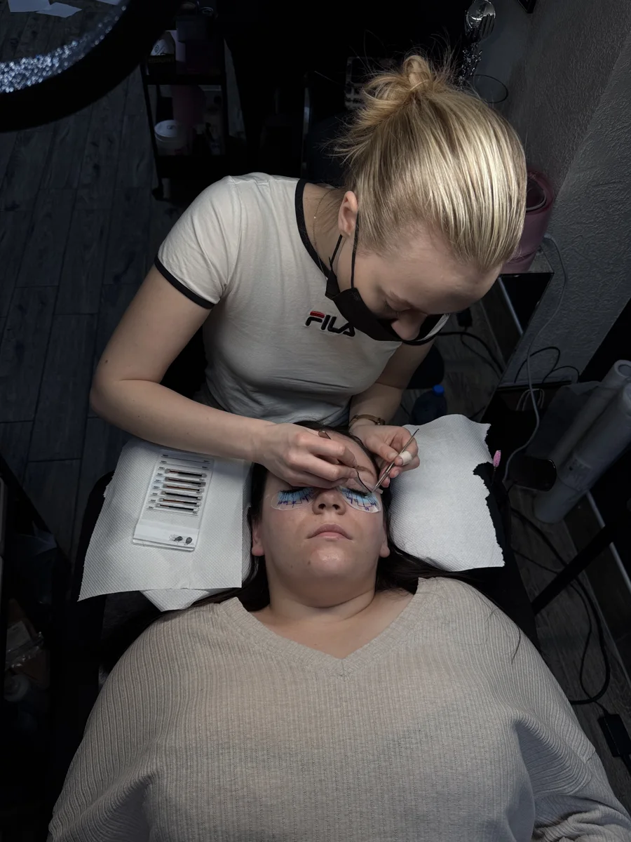 Laminacja rzęs podczas zabiegu Glowbrow Rawa Mazowiecka